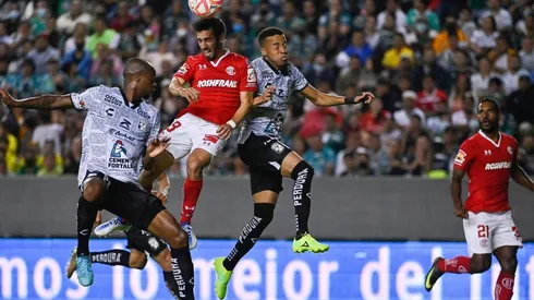 Fernando Navarro, del Toluca, entre Stiven Barreiro y Byron Castillo, del León.