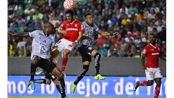Fernando Navarro, del Toluca, entre Stiven Barreiro y Byron Castillo, del León.