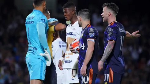 Ciudad de Mexico, 27 de abril de 2022. Washington Corozo en reclamo a , árbitro central, durante el partido de ida de la Final de la Liga de Campeones de la CONCACAF 2022, entre los Pumas de la UNAM y los Seattle Sounders, celebrado en el estadio Olímpico Universitario. Foto: Imago7/ Rafael Vadillo