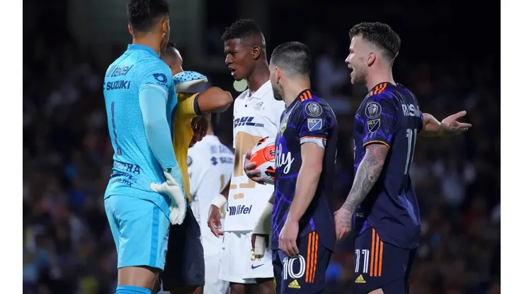 Ciudad de Mexico, 27 de abril de 2022. Washington Corozo en reclamo a , árbitro central, durante el partido de ida de la Final de la Liga de Campeones de la CONCACAF 2022, entre los Pumas de la UNAM y los Seattle Sounders, celebrado en el estadio Olímpico Universitario. Foto: Imago7/ Rafael Vadillo