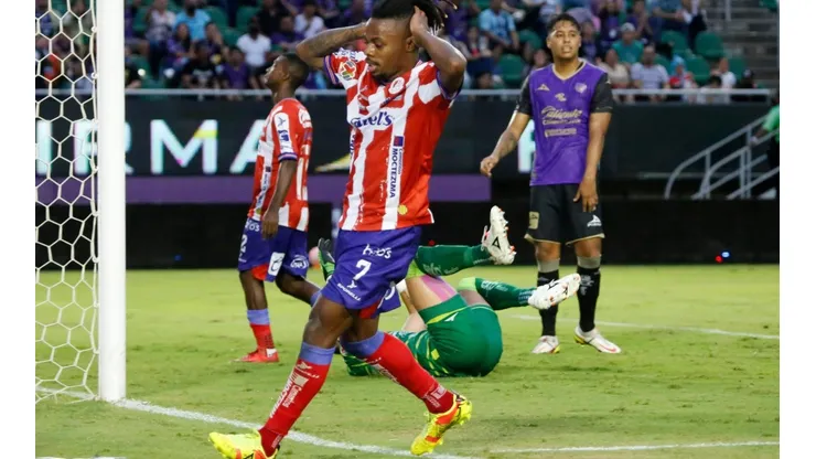 Abel Hernández lamenta una pelota que no entró al arco del Mazatlán.