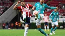 Duelo entre Alexis Vega, de Chivas, y Paul Bellón, del León.