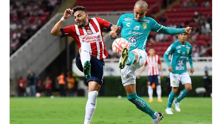 Duelo entre Alexis Vega, de Chivas, y Paul Bellón, del León.