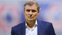 Diego Aguirre recupera a un soldado.