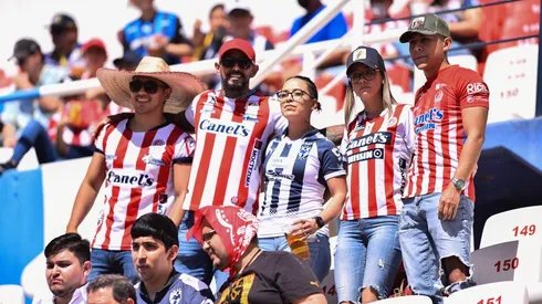 Confraternidad en las gradas del San Luis vs Rayados.
