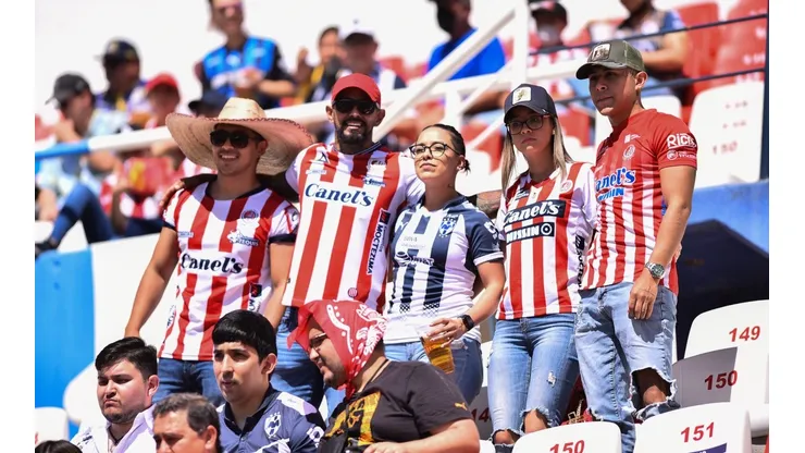 Confraternidad en las gradas del San Luis vs Rayados.