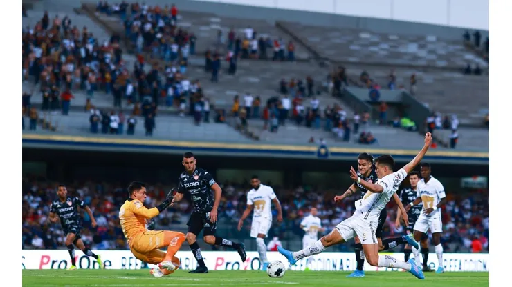 El Estadio Olímpico Universitario se alista para el duelo entre Pumas y Necaxa.