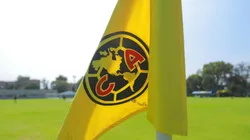 Aficionados del América aclaman a un entrenador.
