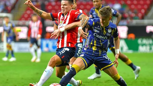 Facundo Waller le sacó la pelota a Pável Pérez.