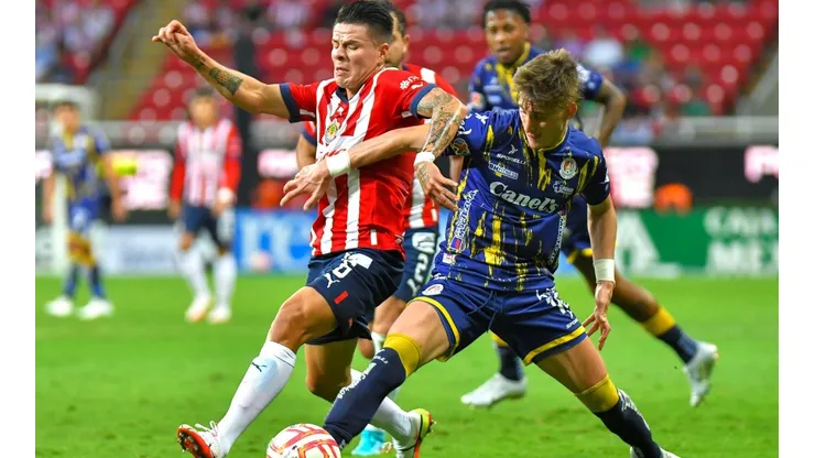Facundo Waller le sacó la pelota a Pável Pérez.