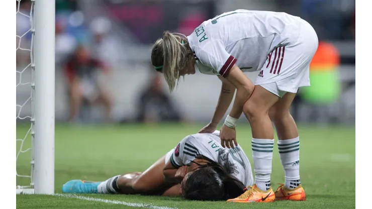 Alicia Cervantes atiende a Rebeca Bernal tras el choque con el poste.