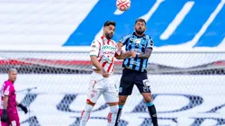 Milton Giménez, del Necaxa, contra Enzo Martínez, del Querétaro.