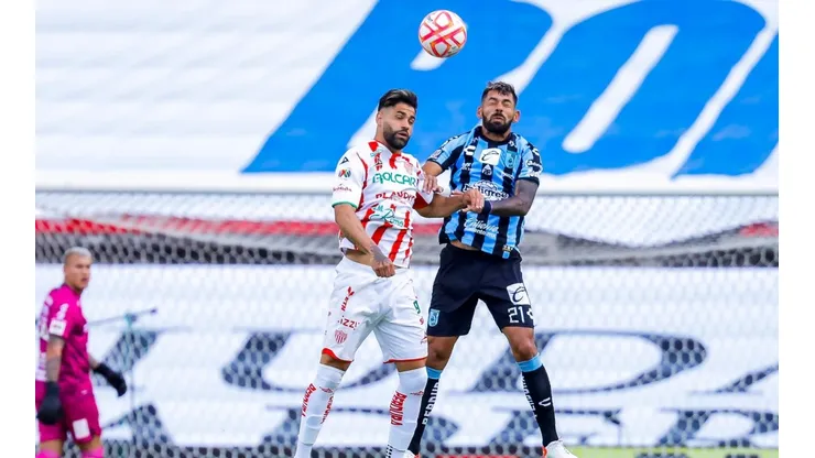 Milton Giménez, del Necaxa, contra Enzo Martínez, del Querétaro.