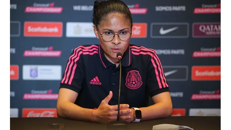 Mónica Vergara en la conferencia previa al partido México contras Estados Unidos en Campeonato W.