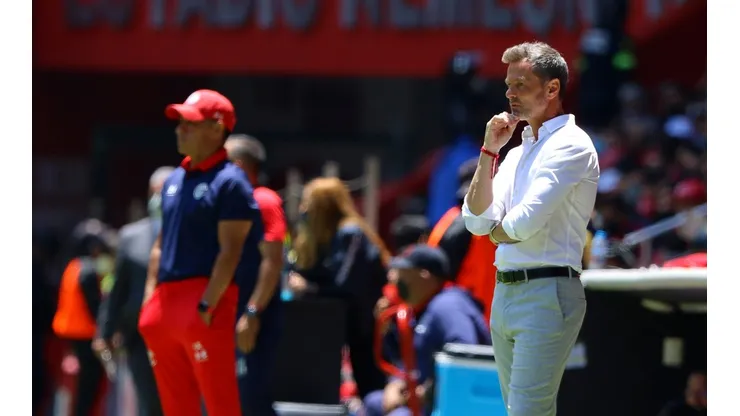 Diego Cocca, director técnico del Atlas, con su colega Ignacio Ambriz, del Toluca.