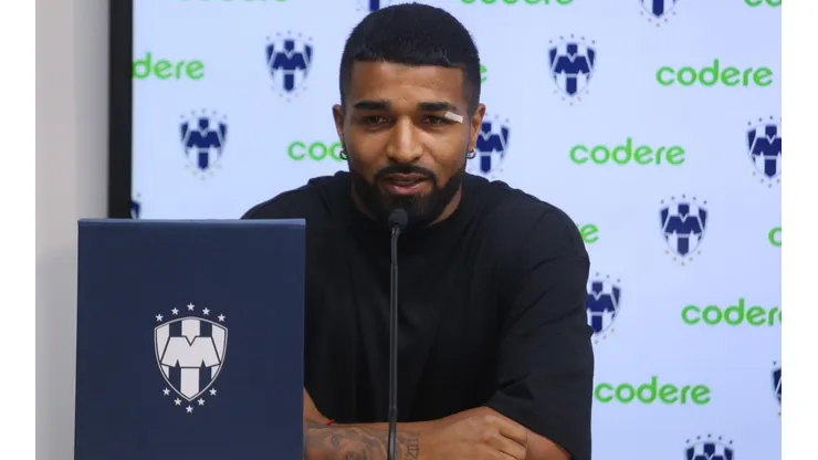 Rodrigo Aguirre el día de su presentación con Monterrey.
