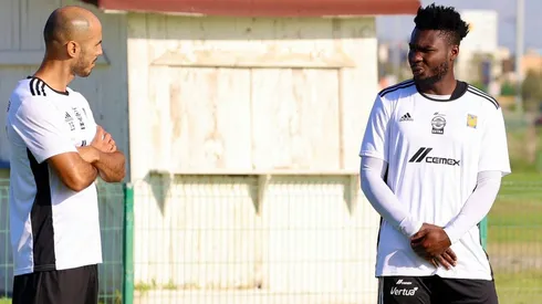 Las palabras de bienvenida de Guido Pizarro a Jordy Caicedo en su primer entrenamiento