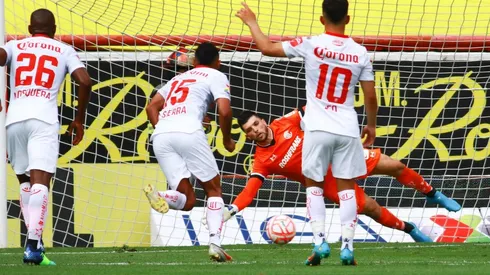 Así le atajó Tiago Volpi el penalti a Edgar Méndez.
