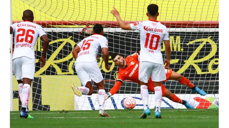 Así le atajó Tiago Volpi el penalti a Edgar Méndez.