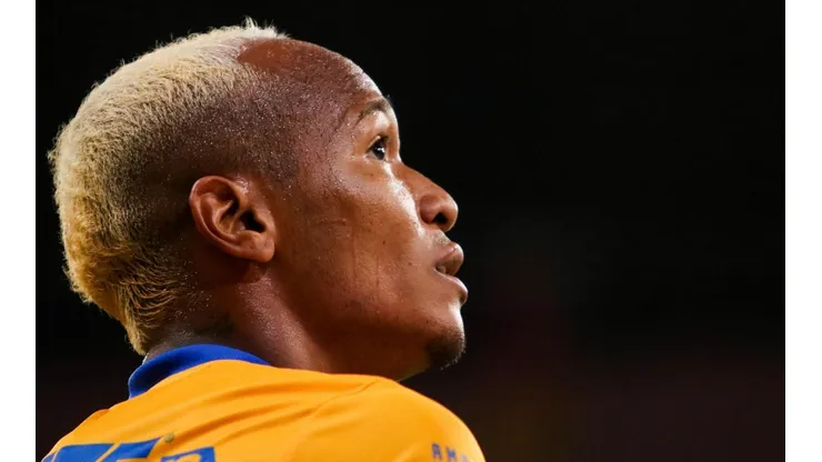 Así abuchearon a Quiñones en el choque entre Tigres y Cruz Azul.