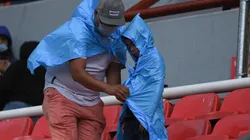 La afición también se resguardó en las tribunas del estadio Victoria.
