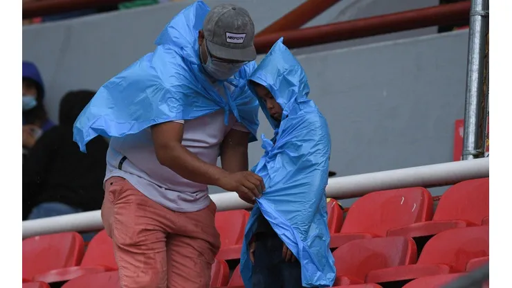 La afición también se resguardó en las tribunas del estadio Victoria.