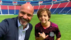 Luis García con su hijo Mariano Pérez en el estadio Azulgrana.
