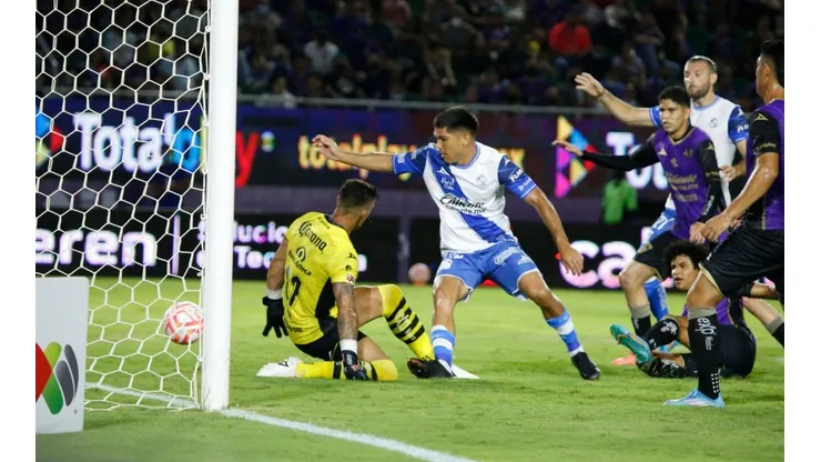 Puebla doblegó cuatro veces al portero uruguayo Nicolás Vikonis.
