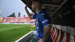 Edgar Méndez se resguardó en una banca del estadio Victoria.