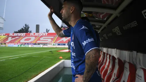 Edgar Méndez se resguardó en una banca del estadio Victoria.