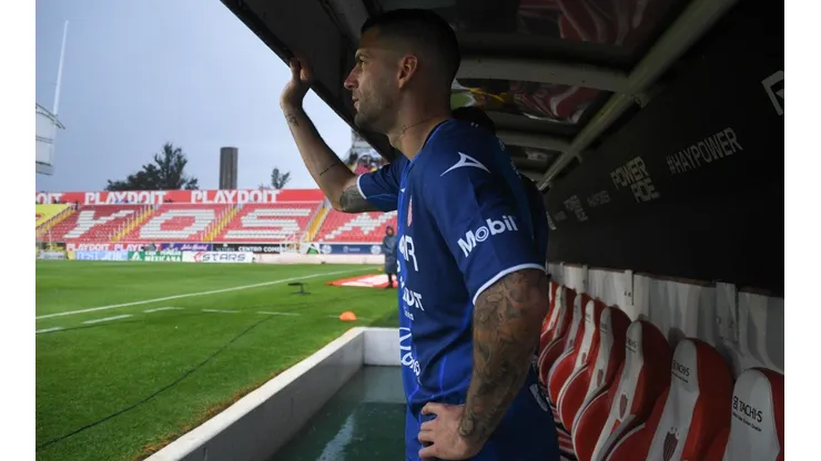 Edgar Méndez se resguardó en una banca del estadio Victoria.