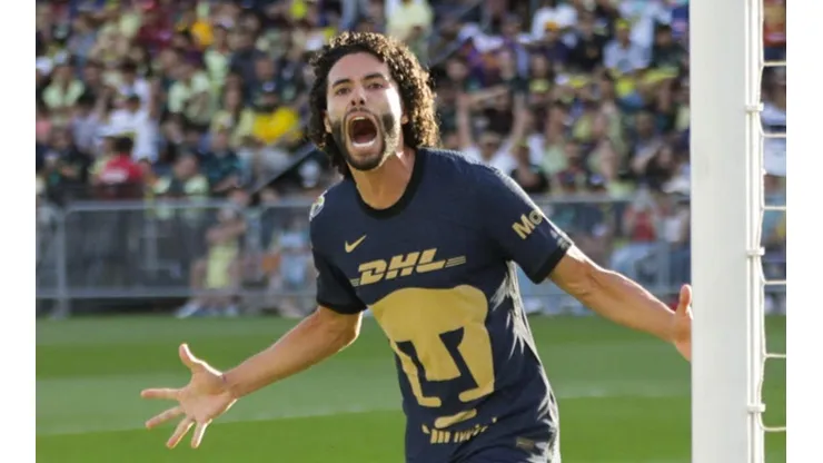 Chino Huerta le anota al América.