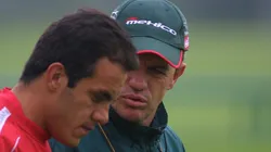 Javier Aguirre con Cuauhtémoc Blanco a unos meses del Mundial Corea-Japón 2002.