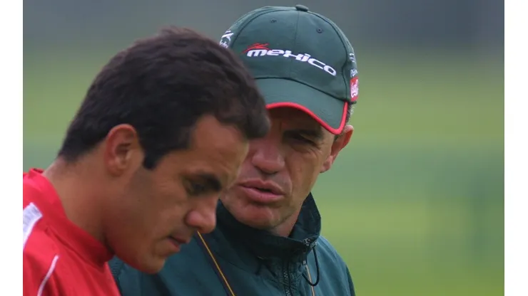 Javier Aguirre con Cuauhtémoc Blanco a unos meses del Mundial Corea-Japón 2002.