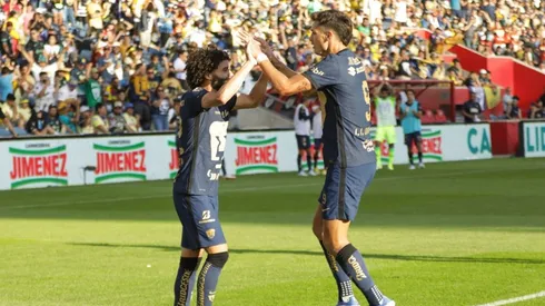 Juan Dinenno celebrando con César Huerta Pumas pretemporada Apertura 2022