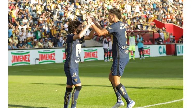 Juan Dinenno celebrando con César Huerta Pumas pretemporada Apertura 2022