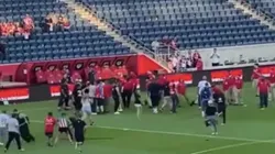 Pelea entre aficionados de Chivas y la seguridad Clásico Tapatío 2022