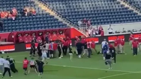 Pelea entre aficionados de Chivas y la seguridad Clásico Tapatío 2022