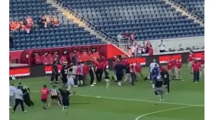 Pelea entre aficionados de Chivas y la seguridad Clásico Tapatío 2022