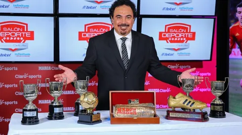 Hugo Sánchez con parte de su colección de galardones individuales.