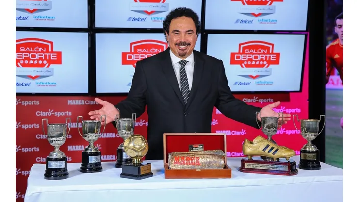Hugo Sánchez con parte de su colección de galardones individuales.