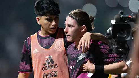 Kevin Álvarez consuela a Marcelo Flores al final del partido ante Surinam.