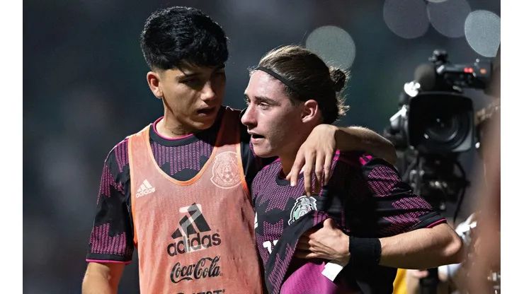 Kevin Álvarez consuela a Marcelo Flores al final del partido ante Surinam.