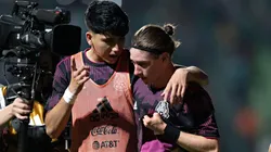 Kevin Álvarez acompaña a Marcelo Flores tras su penal fallado ante Surinam.