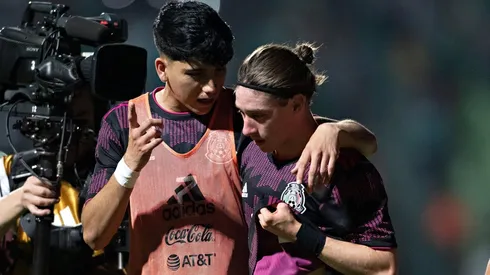 Kevin Álvarez acompaña a Marcelo Flores tras su penal fallado ante Surinam.