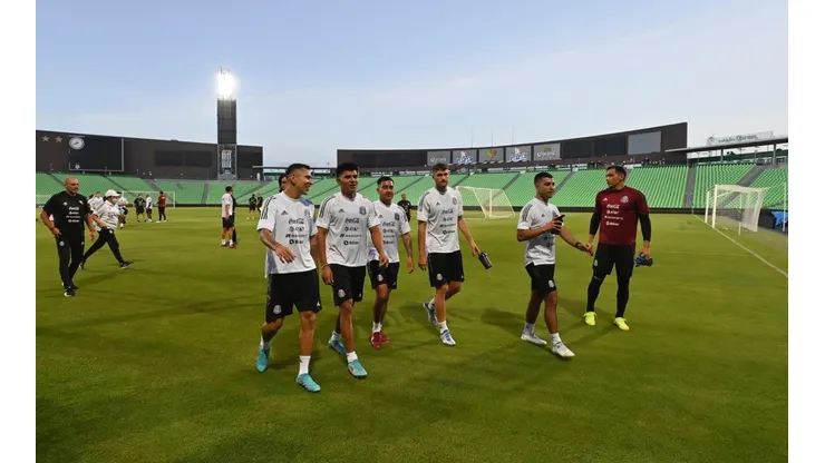 Seleccionados mexicanos tras entrenar en el estadio Corona.