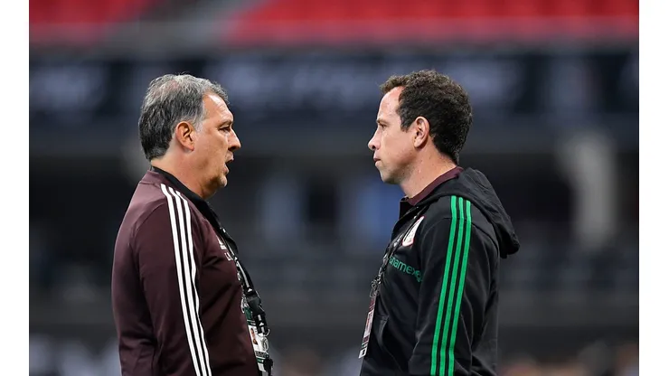 Gerardo Martino y Gerardo Torrado en un entrenamiento del Tri.