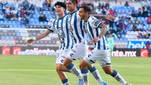 Kevin Álvarez y Víctor Guzmán con Luis Chávez.