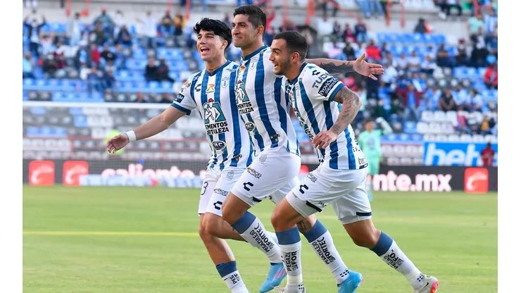 Kevin Álvarez y Víctor Guzmán con Luis Chávez.
