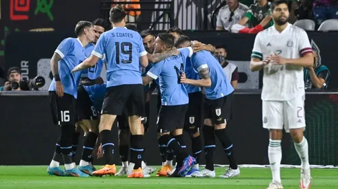Uruguay goleó 3-0 a México en Phoenix.